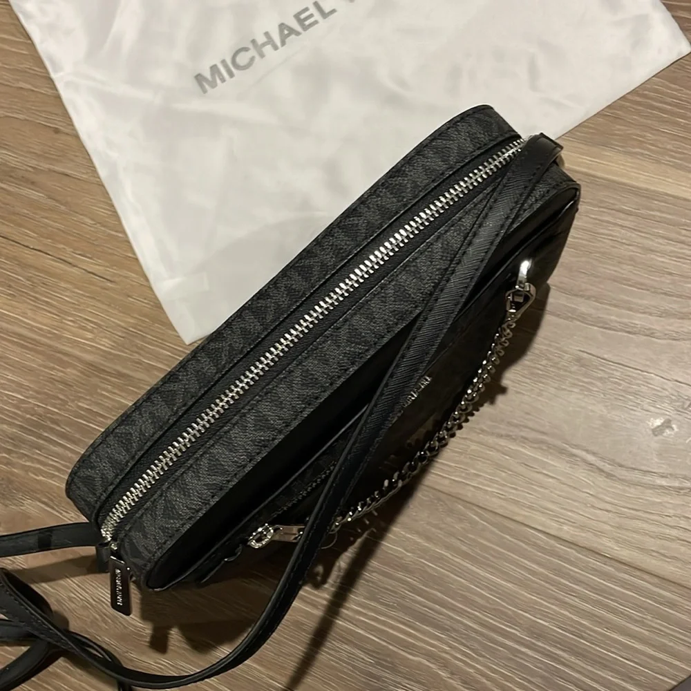 NWT Michael Kors monogram crossbody - Picture 4 of 10